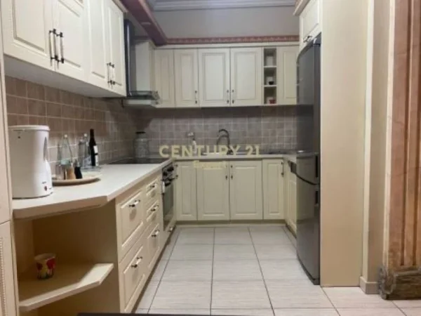 Tirane, jepet me qera apartament 3+1 Kati 7, 165 m² 1.500 € (Ish Bllok)