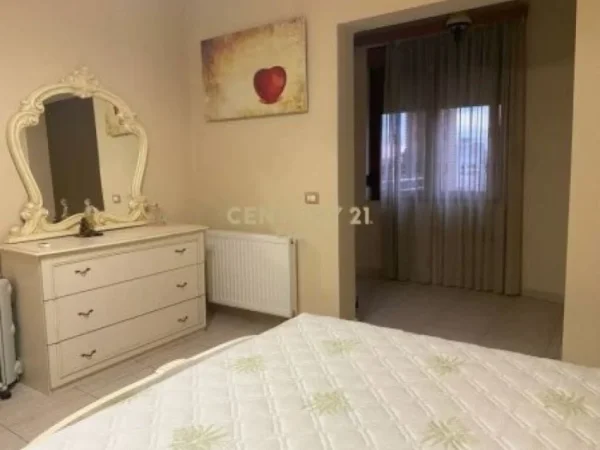 Tirane, jepet me qera apartament 3+1 Kati 7, 165 m² 1.500 € (Ish Bllok)