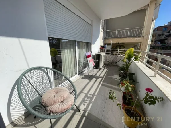 Tirane, jepet me qera apartament 2+1 Kati 8, 120 m² 1.400 € (Bllok)
