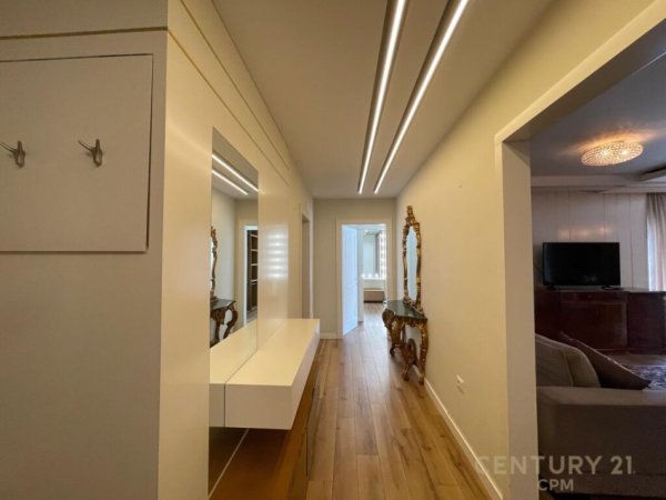 Tirane, jepet me qera apartament 2+1 Kati 8, 120 m² 1.400 € (Bllok)