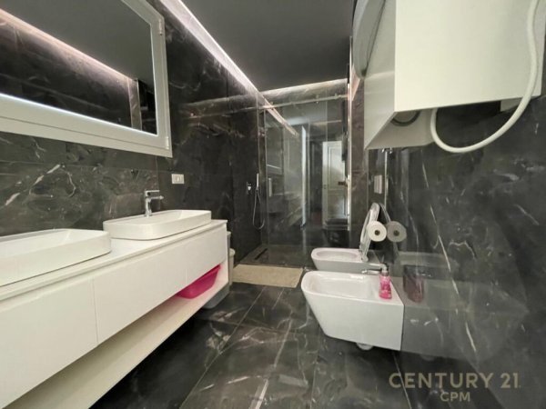 Tirane, jepet me qera apartament 2+1 Kati 8, 120 m² 1.400 € (Bllok)