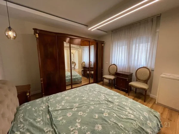 Tirane, jepet me qera apartament 2+1 Kati 8, 120 m² 1.400 € (Bllok)