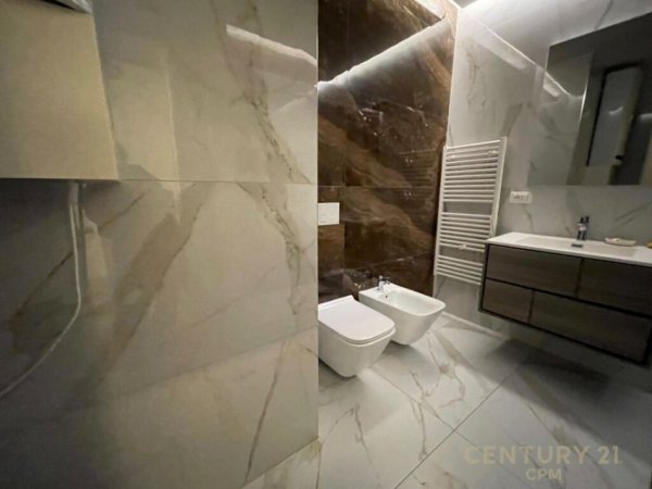 Tirane, jepet me qera apartament 2+1 Kati 8, 120 m² 1.400 € (Bllok)