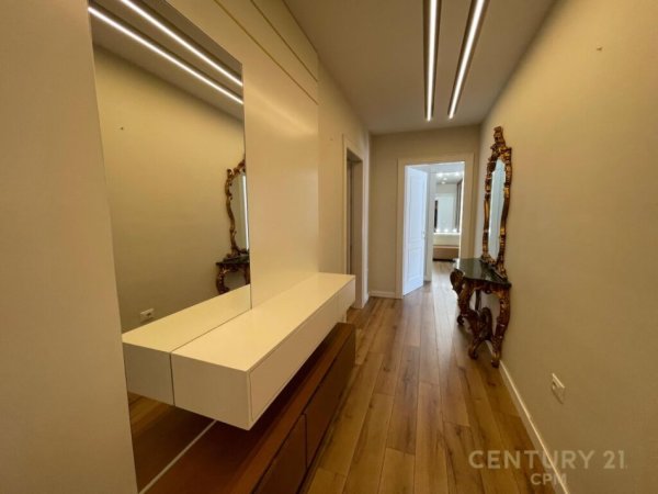 Tirane, jepet me qera apartament 2+1 Kati 8, 120 m² 1.400 € (Bllok)