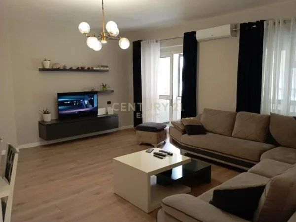Tirane, jepet me qera apartament 1+1 Kati 4, 70 m² 650 € (Qender)