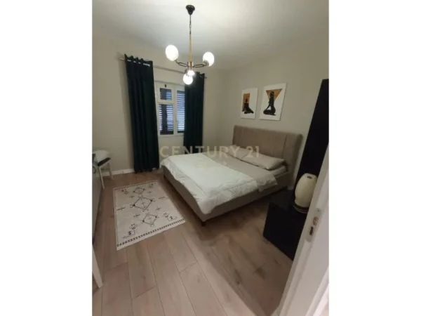 Tirane, jepet me qera apartament 1+1 Kati 4, 70 m² 650 € (Qender)