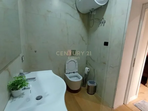 Tirane, jepet me qera apartament 1+1 Kati 4, 70 m² 650 € (Qender)