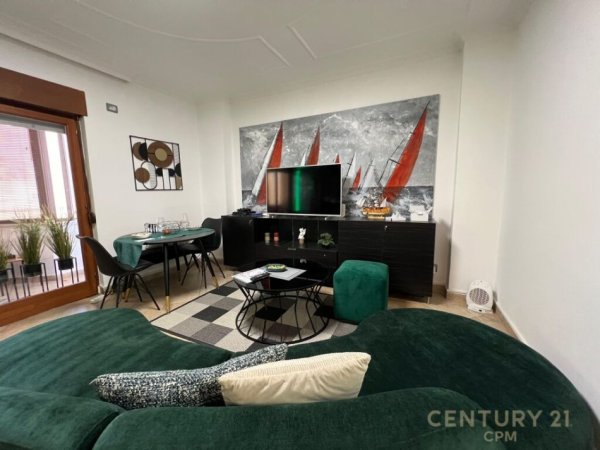 Tirane, jepet me qera apartament duplex 1+1 Kati 4, 75 m² 750 € (9 kateshet)