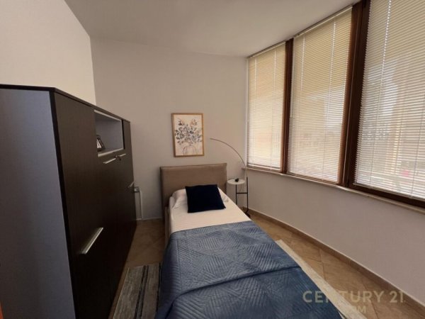 Tirane, jepet me qera apartament duplex 1+1 Kati 4, 75 m² 750 € (9 kateshet)