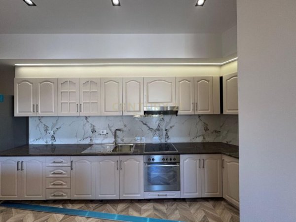 Tirane, jepet me qera apartament 2+1+Ballkon Kati 7, 120 m² 1.300 € (9 kateshet)