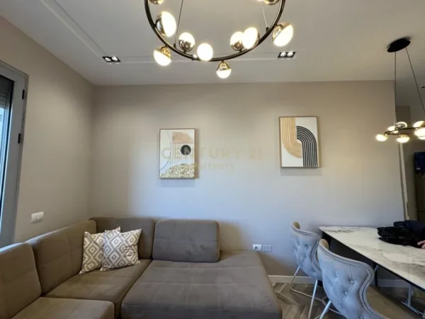 Tirane, jepet me qera apartament 2+1+Ballkon Kati 7, 120 m² 1.300 € (9 kateshet)