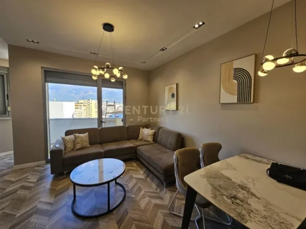 Tirane, jepet me qera apartament 2+1+Ballkon Kati 7, 120 m² 1.300 € (9 kateshet)