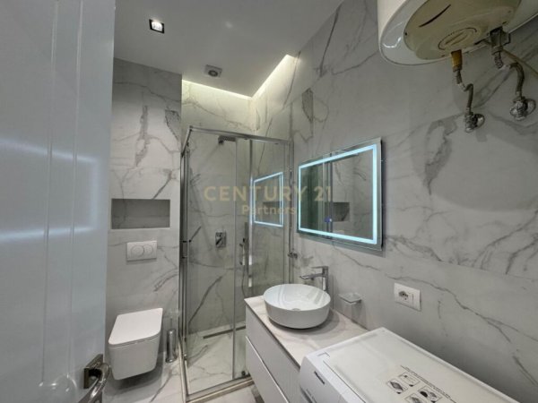 Tirane, jepet me qera apartament 2+1+Ballkon Kati 7, 120 m² 1.300 € (9 kateshet)