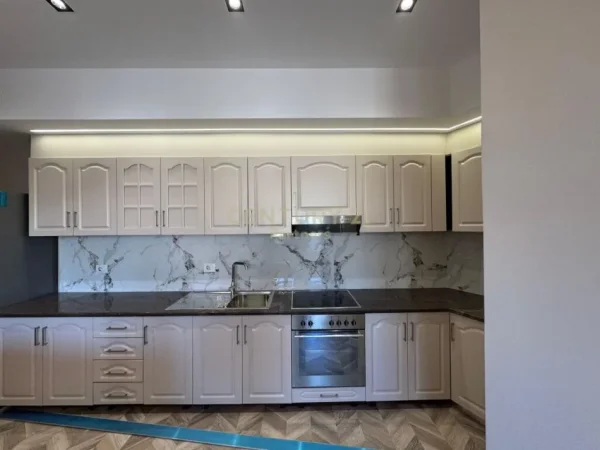 Tirane, jepet me qera apartament 2+1+Ballkon Kati 7, 120 m² 1.300 € (9 kateshet)