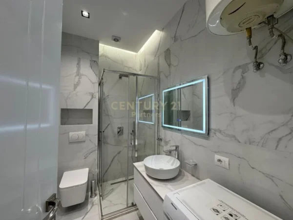 Tirane, jepet me qera apartament 2+1+Ballkon Kati 7, 120 m² 1.300 € (9 kateshet)