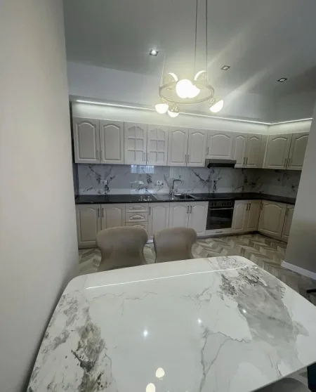 Tirane, jepet me qera apartament 2+1+Ballkon Kati 7, 120 m² 1.200 € (Qender, 9-Kateshet)