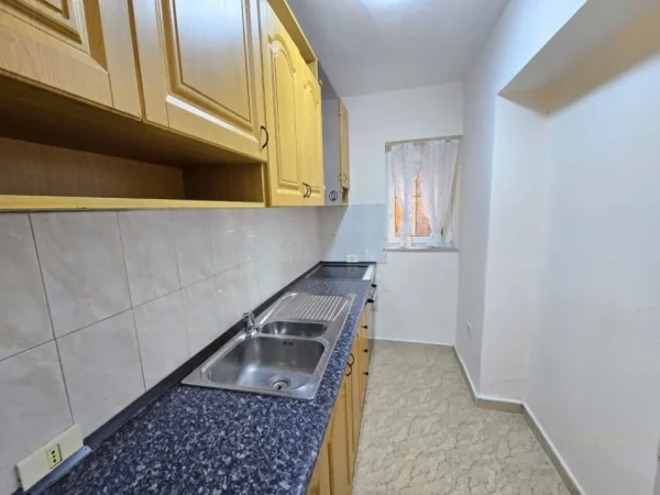 Tirane, jepet me qera apartament 1+1 Kati 1, 44 m² 500 € (Qender)