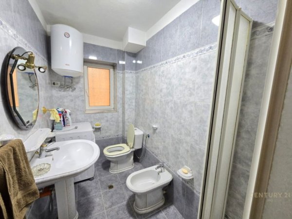 Tirane, jepet me qera apartament 1+1 Kati 1, 44 m² 500 € (Qender)
