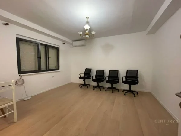 Tirane, jepet me qera zyre Kati 2, 96 m² 1.000 € (Piazza)