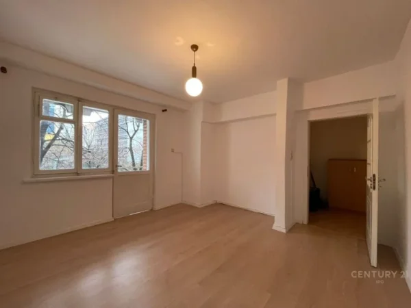 Tirane, jepet me qera zyre Kati 2, 96 m² 1.000 € (Piazza)