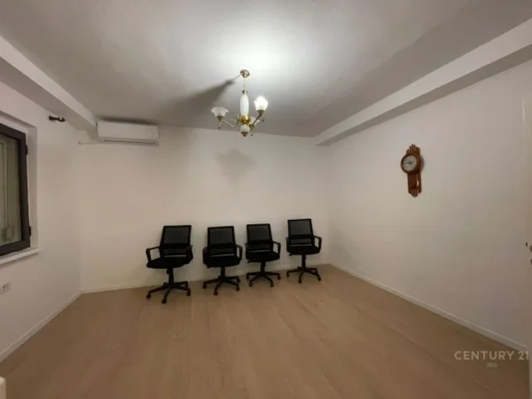 Tirane, jepet me qera zyre Kati 2, 96 m² 1.000 € (Piazza)