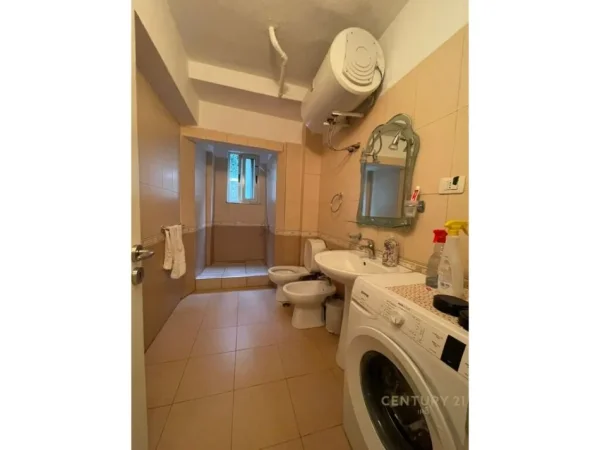 Tirane, jepet me qera zyre Kati 2, 96 m² 1.000 € (Piazza)