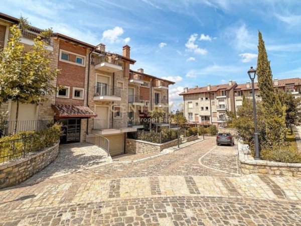 Tirane, jepet me qera Vile 3 Katshe Kati 3, 1.000 m² 3.500 € (Secret Garden Residence)