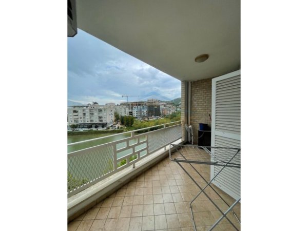 Tirane, jepet me qera apartament 2+1+Ballkon+Post Parkimi,  Kati 4, 110 m² 600 € (Liqeni i Thate)