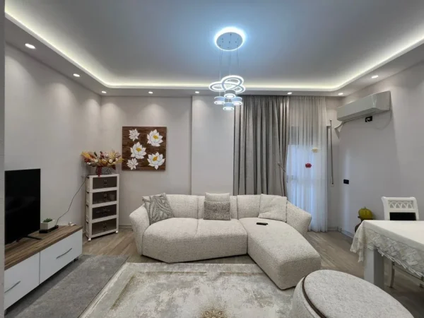Tirane, shitet apartament 1+1+Ballkon Kati 2, 93 m² 180.000 € (Kopshti Zoologjik)