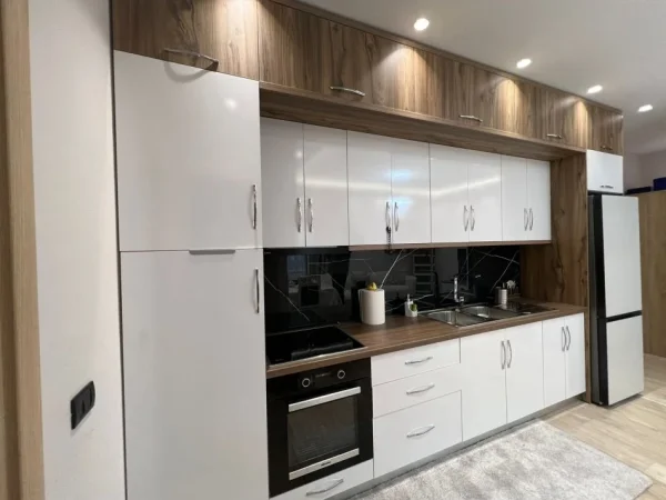 Tirane, shitet apartament 1+1+Ballkon Kati 2, 93 m² 180.000 € (Kopshti Zoologjik)