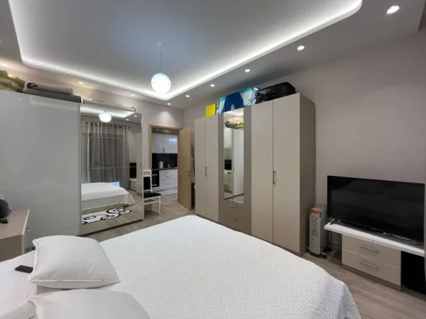 Tirane, shitet apartament 1+1+Ballkon Kati 2, 93 m² 180.000 € (Kopshti Zoologjik)