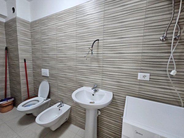 Tirane, jepet me qera apartament 1+1 Kati 2, 65 m² 550 € (Rruga e Kavajes)
