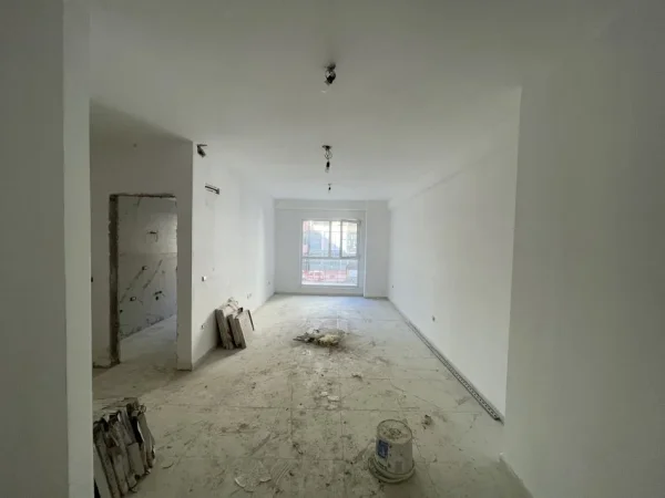 Tirane, shitet apartament 1+1+Ballkon Kati 1, 122.500 € (Rruga Dritan Hoxha, Kompleksi Aura)