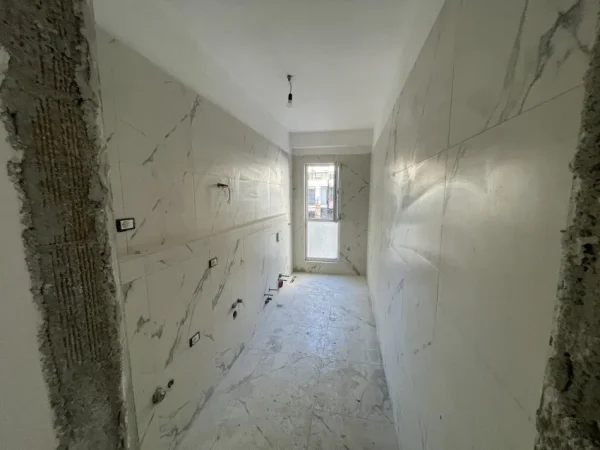 Tirane, shitet apartament 1+1+Ballkon Kati 1, 122.500 € (Rruga Dritan Hoxha, Kompleksi Aura)