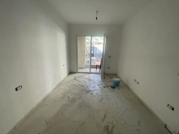 Tirane, shitet apartament 1+1+Ballkon Kati 1, 122.500 € (Rruga Dritan Hoxha, Kompleksi Aura)