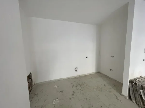 Tirane, shitet apartament 1+1+Ballkon Kati 1, 122.500 € (Rruga Dritan Hoxha, Kompleksi Aura)