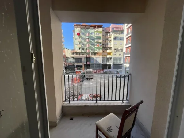 Tirane, shitet apartament 1+1+Ballkon Kati 1, 122.500 € (Rruga Dritan Hoxha, Kompleksi Aura)