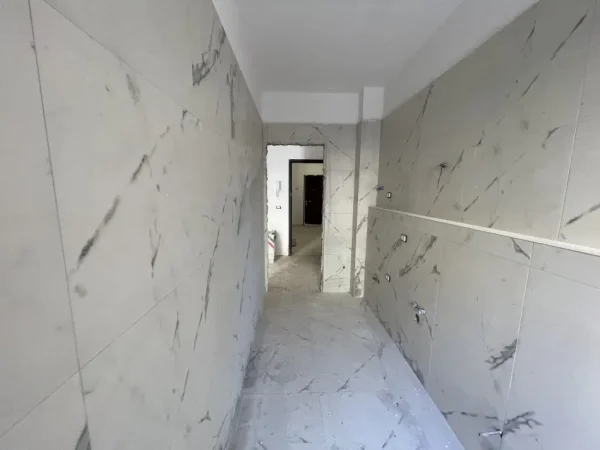 Tirane, shitet apartament 1+1+Ballkon Kati 1, 122.500 € (Rruga Dritan Hoxha, Kompleksi Aura)