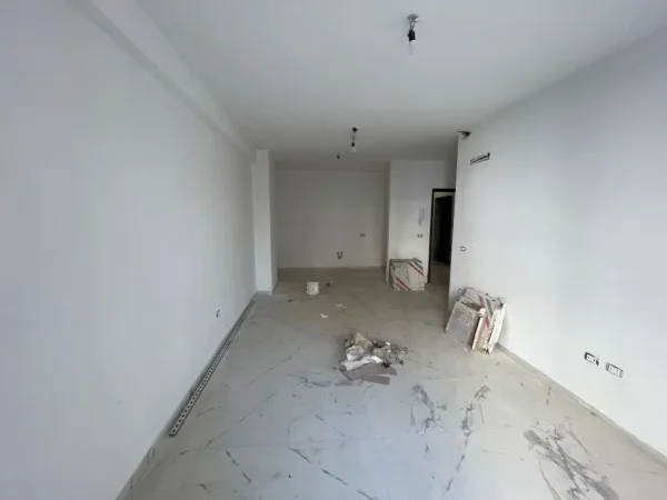 Tirane, shitet apartament 1+1+Ballkon Kati 1, 122.500 € (Rruga Dritan Hoxha, Kompleksi Aura)