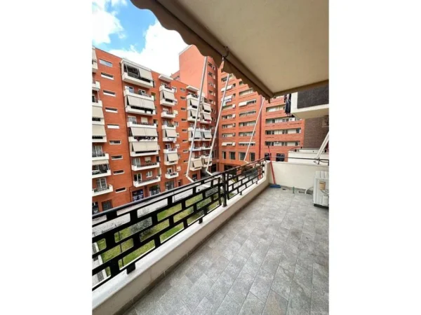 Tirane, jepet me qera apartament 2+1+Ballkon Kati 3, 77 m² 650 € (Kompleksi Golden Park)