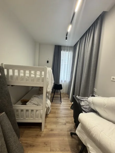 Tirane, jepet me qera apartament 2+1 me parkim Kati 1, 90 m² 700 € (Blloku i Vilave Selite)