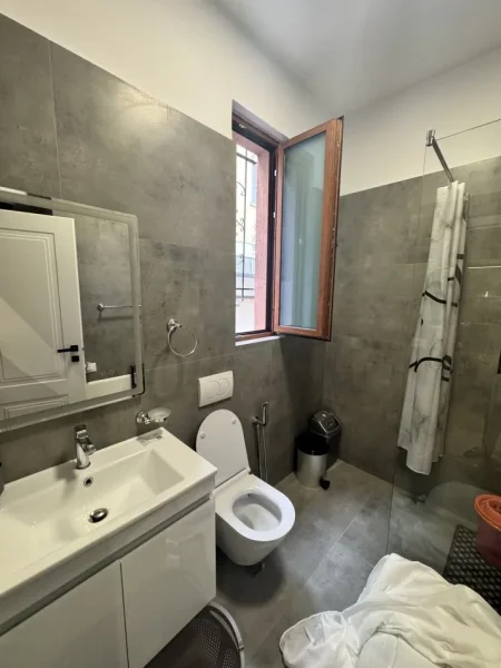 Tirane, jepet me qera apartament 2+1 me parkim Kati 1, 90 m² 700 € (Blloku i Vilave Selite)