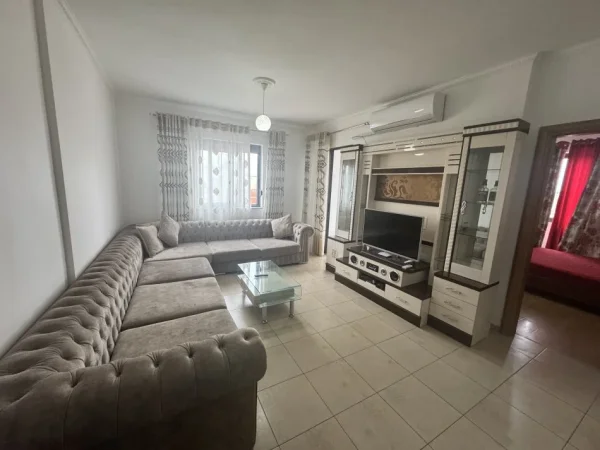 Tirane, jepet me qera apartament 1+1+Ballkon Kati 5, 80 m² 550 € (Rr. E dibres, vila Goldi)
