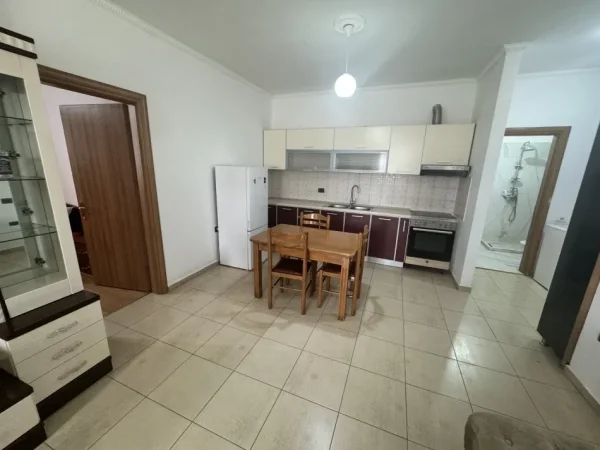 Tirane, jepet me qera apartament 1+1+Ballkon Kati 5, 80 m² 550 € (Rr. E dibres, vila Goldi)