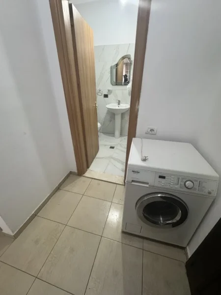 Tirane, jepet me qera apartament 1+1+Ballkon Kati 5, 80 m² 550 € (Rr. E dibres, vila Goldi)