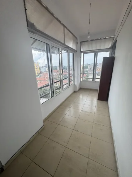 Tirane, jepet me qera apartament 1+1+Ballkon Kati 5, 80 m² 550 € (Rr. E dibres, vila Goldi)