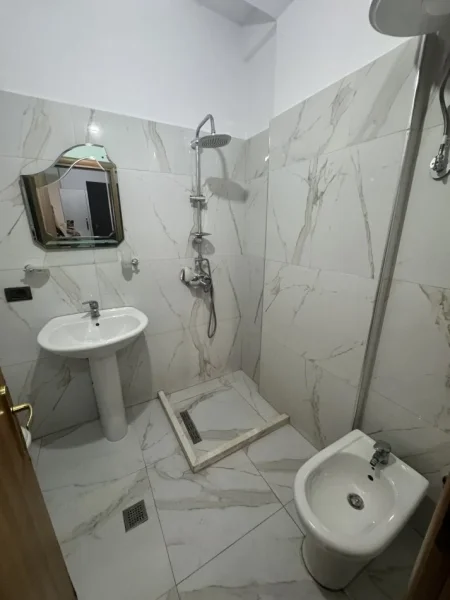 Tirane, jepet me qera apartament 1+1+Ballkon Kati 5, 80 m² 550 € (Rr. E dibres, vila Goldi)