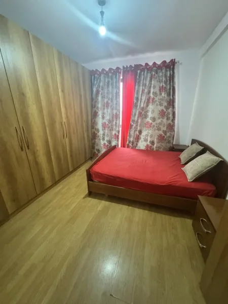 Tirane, jepet me qera apartament 1+1+Ballkon Kati 5, 80 m² 550 € (Rr. E dibres, vila Goldi)