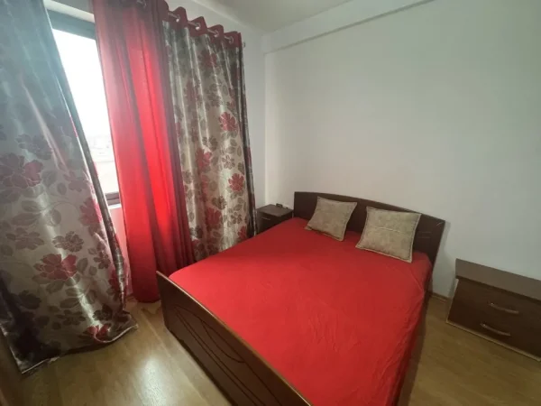 Tirane, jepet me qera apartament 1+1+Ballkon Kati 5, 80 m² 550 € (Rr. E dibres, vila Goldi)