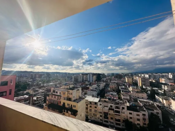 Tirane, jepet me qera apartament 2+1+Ballkon Kati 10, 90 m² 530 € (Rr.e kavajes)